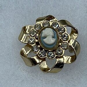Vintage Cameo rhinestone framed brooch.